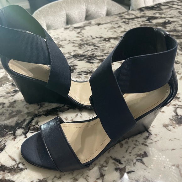 MARC FISHER ELASTIC CROSS STRAP WEDGE - Picture 1 of 8